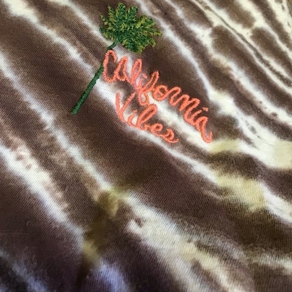 3 for 20 $ bundle LOFT Embroidered California vibes tie dye cropped top - Picture 3 of 8